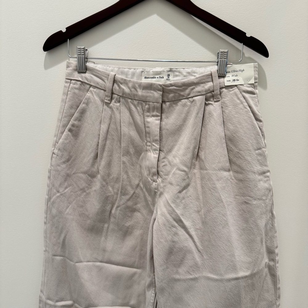 NWT Abercrombie & Fitch Pleated Cotton High Rise Wide Leg Trouser Tan
Size 28/6R - Picture 3 of 8